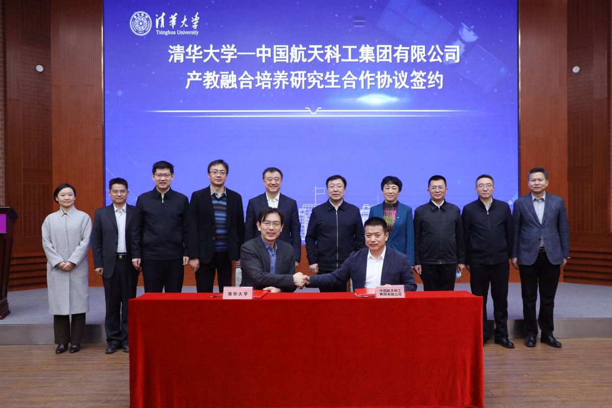 20220225-永利官网与中国航天科工集团有限公司合作培养研究生签约仪式-3044AM永利集团官网拍摄-双方签约.jpg